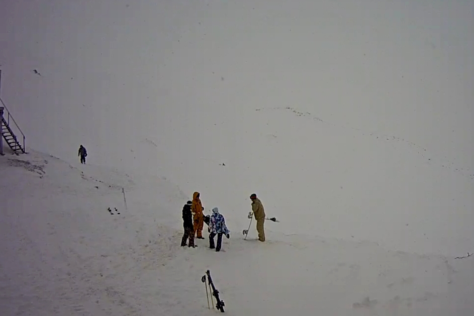 Снег, ски-пассы на маятниковый подъемник и солнце